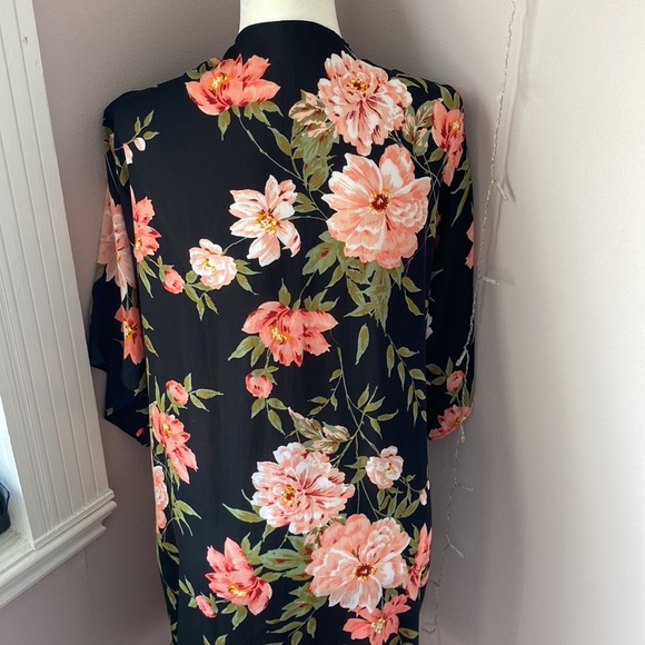Charlotte Russe floral kimono - Picture 2 of 3